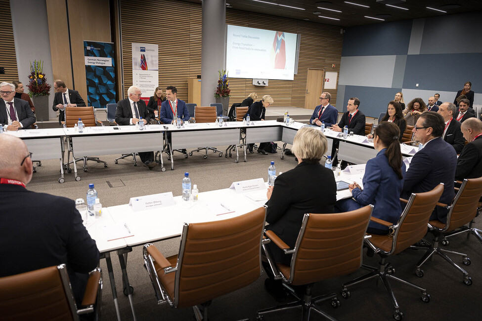 Bundespräsident Steinmeier bei einer Gesprächsrunde zum Thema "Energiewende - Transformation in das postfossile Zeitalter" in Høvik 