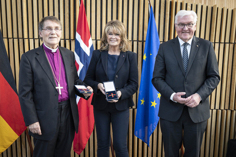 Bundespräsident Steinmeier hat den Bundesverdienstorden der Bundesrepublik Deutschland an Wencke Myhre und Gunnar Stålsett in der Oper in Oslo verliehen