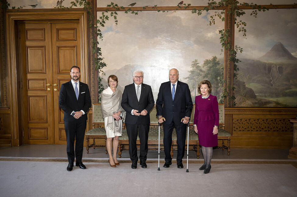 Bundespräsident Steinmeier und Elke Büdenbender treffen mit König Harald V. von Norwegen, Königin Sonja und Kronprinz Haakon im Königlichen Schloss zusammen