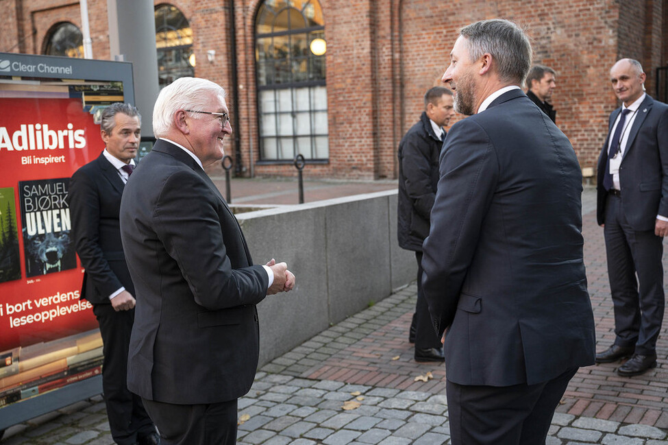 Bundespräsident Frank-Walter Steinmeier wird vom Direktor des Peace Research Institute, Henrik Urdal, bei der Ankunft vor dem Institut in Oslo begrüßt
