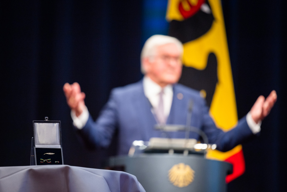 Bundespräsident Steinmeier hält eine Rede bei der Verleihung des Silbernen Lorbeerblattes im Estrel Berlin