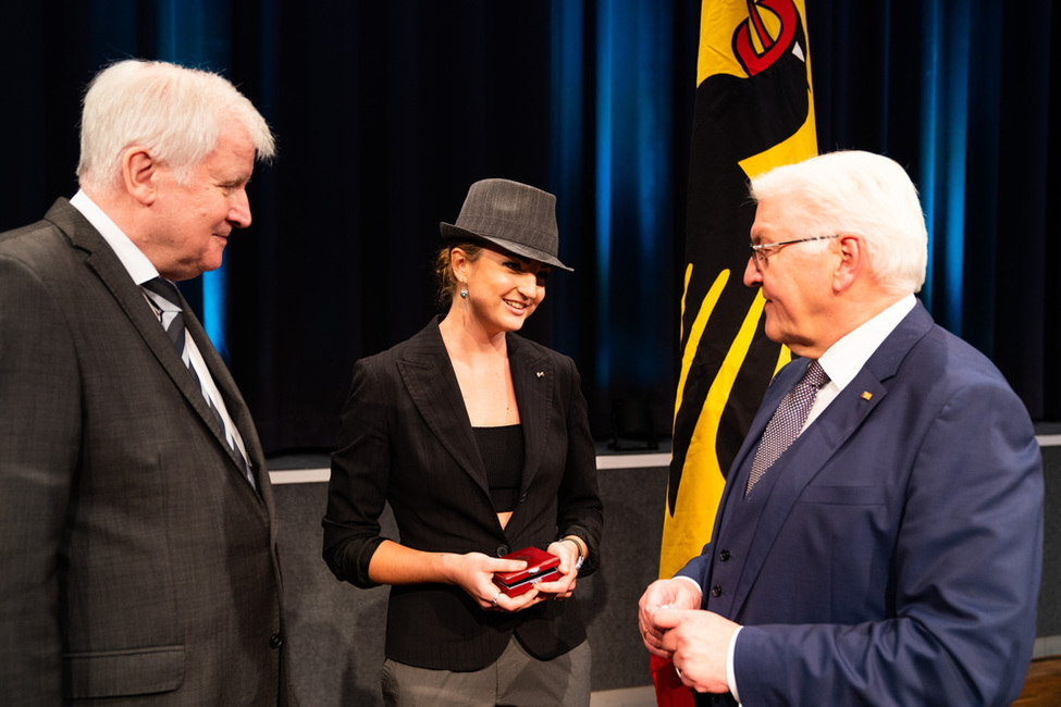 Bundespräsident Steinmeier und Bundesinnenminister Horst Seehofer (l.) im Gespräch mit der Schwimmerin und Goldmedaillengewinnerin, Elena Semechin, bei der Verleihung des Silbernen Lorbeerblattes