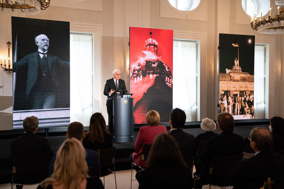 Bundespräsident Frank-Walter Steinmeier hält eine Rede bei der Veranstaltung "1918 – 1938 – 1989: Gedenken zum 9. November" in Schloss Bellevue
