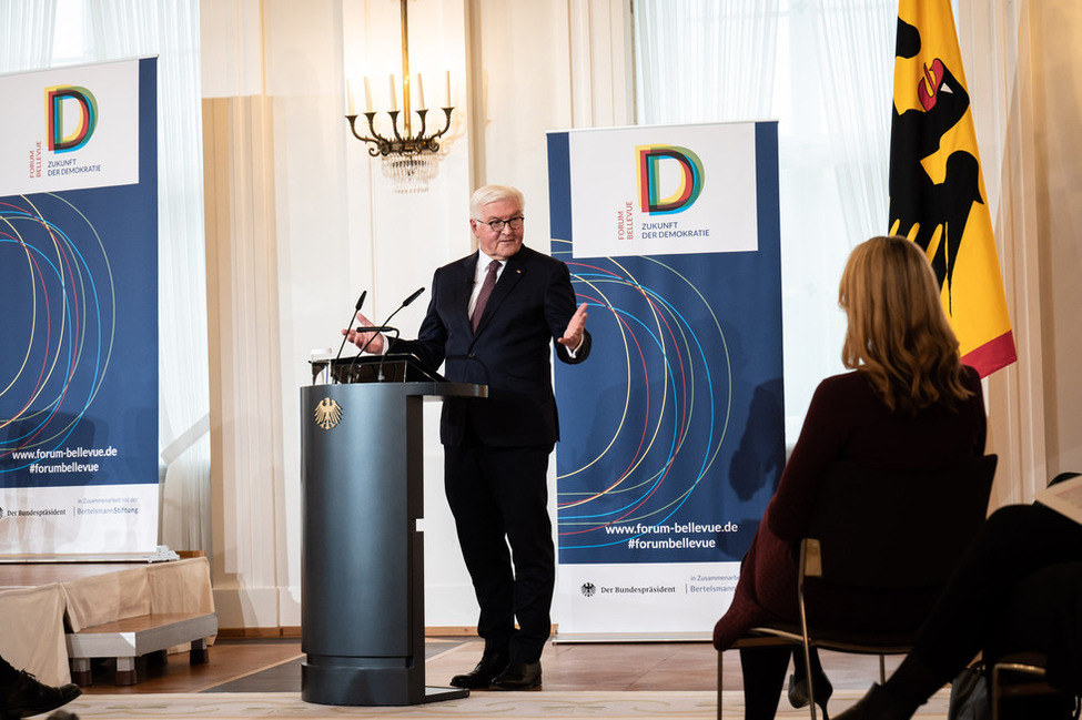 Bundespräsident Steinmeier hält eine Rede beim 12. Forum Bellevue mit dem Thema "Was kann der Staat? Lektionen aus der Pandemie" im Großen Saal von Schloss Bellevue