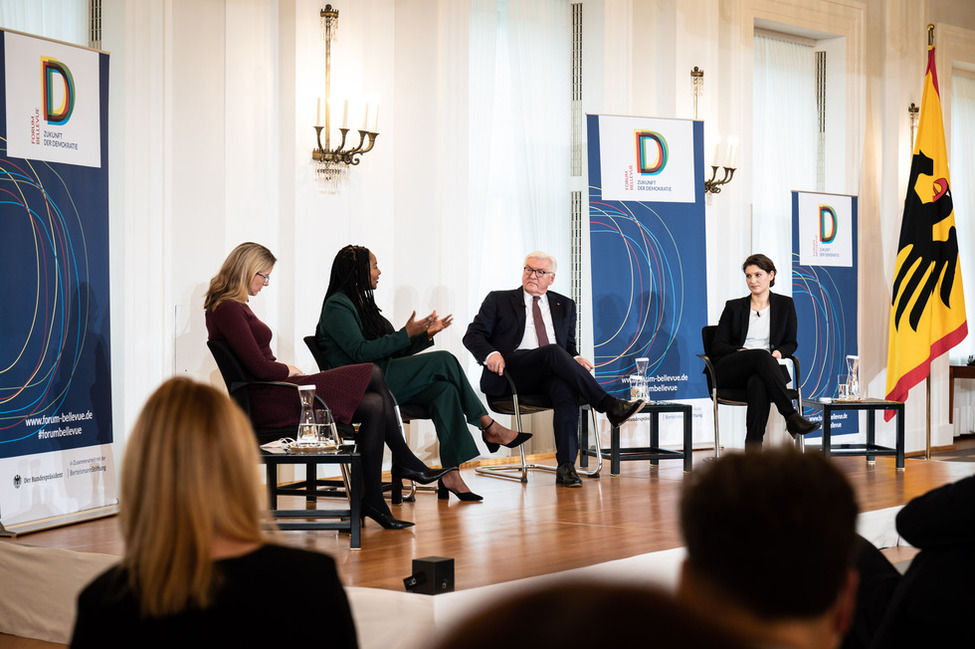 Bundespräsident Steinmeier, Alena Buyx, Laura Münkler und Aminata Touré bei der Podiumsdiskussion des 12. Forum Bellevue mit dem Thema 'Was kann der Staat? Lektionen aus der Pandemie' im Großen Saal von Schloss Bellevue