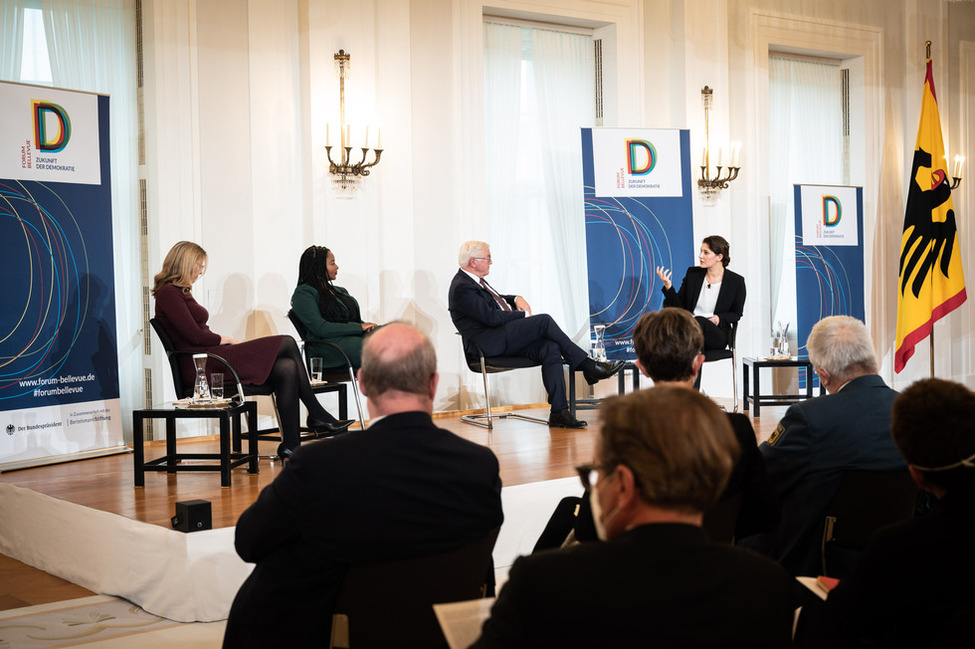 Bundespräsident Steinmeier, Alena Buyx, Aminata Touré  und Laura Münkler bei der Podiumsdiskussion des 12. Forum Bellevue mit dem Thema 'Was kann der Staat? Lektionen aus der Pandemie' im Großen Saal von Schloss Bellevue