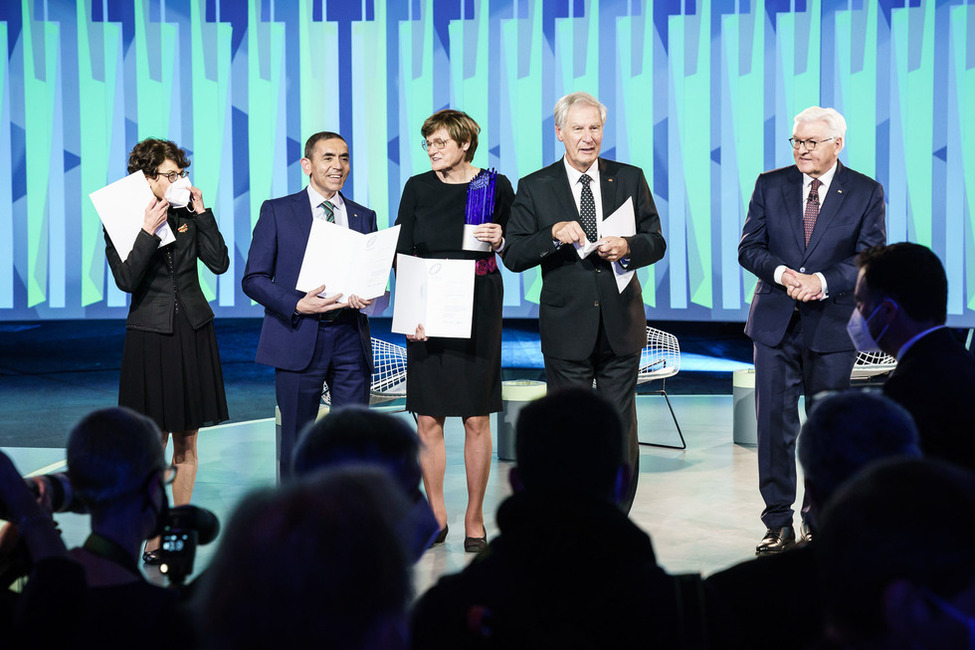 Bundespräsident Steinmeier verleiht den Deutschen Zukunftspreises 2021, Preis des Bundespräsidenten für Technik und Innovation, in Berlin an die Impfstoffentwicklerinnen und -entwickler von BioNTech