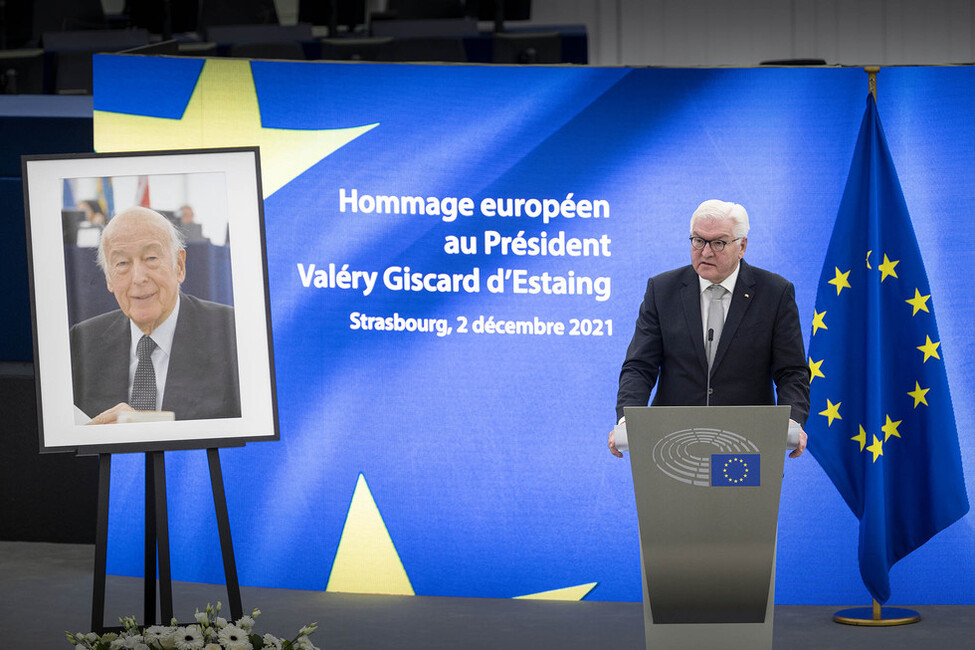 Bundespräsident Frank-Walter Steinmeier hält eine Rede bei einer Gedenkfeier für den früheren französischen Staatspräsidenten Valéry Giscard d'Estaing in Straßburg.
