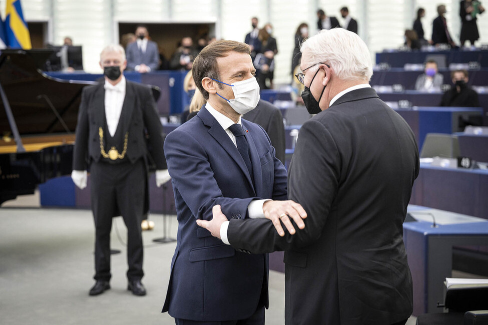 Bundespräsident Frank-Walter Steinmeier bei der Begegnung mit Staatspräsident Emmanuel Macron bei einer Gedenkfeier für den früheren französischen Staatspräsidenten Valéry Giscard d'Estaing in Straßburg.