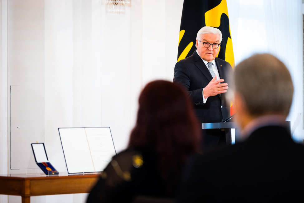 Bundespräsident Frank-Walter Steinmeier hält eine Rede bei der Verleihung des Verdienstordens der Bundesrepublik Deutschland zum Tag des Ehrenamtes unter dem Motto "Engagement in der Einwanderungsgesellschaft" in Schloss Bellevue.