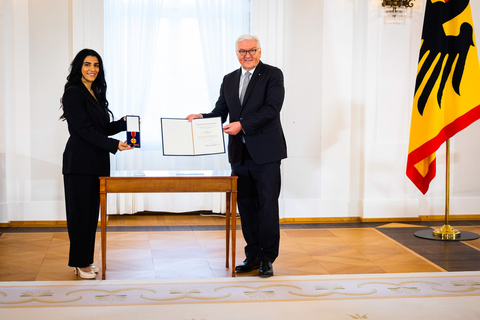 Bundespräsident Frank-Walter Steinmeier verleiht den Verdienstorden der Bundesrepublik Deutschland zum Tag des Ehrenamtes unter dem Motto "Engagement in der Einwanderungsgesellschaft" an Bjeen Alhassan.