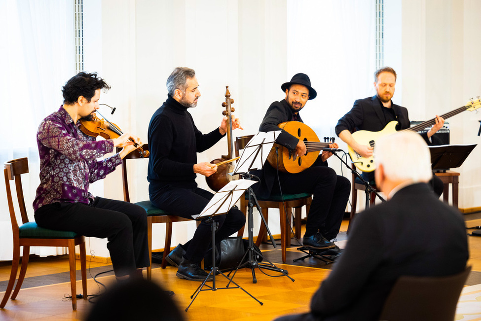 Das Babylon Orchester Berlin während eines Auftritts bei der Verleihung des Verdienstordens der Bundesrepublik Deutschland zum Tag des Ehrenamtes unter dem Motto "Engagement in der Einwanderungsgesellschaft" in Schloss Bellevue.