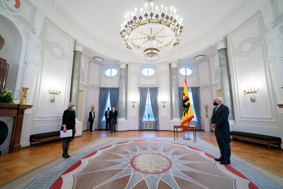 Der Botschafterin der Republik Ecuador, Veronica Augusta Bustamante Ponce, übergibt das Beglaubigungsschreiben an Bundespräsident Frank-Walter Steinmeier in Schloss Bellevue.