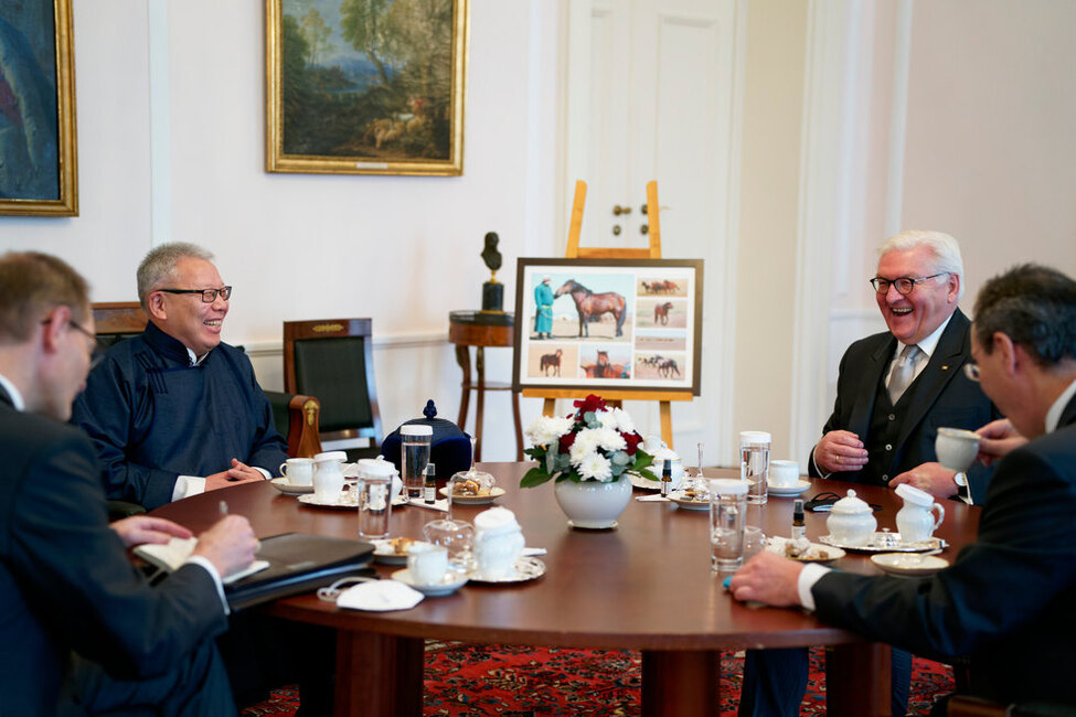 Bundespräsident Frank-Walter Steinmeier im Gespräch mit dem Botschafter der Mongolei, Mandakhbileg Birvaa während der Akkreditierungen von Botschafterinnen und Botschaftern in Schloss Bellevue.