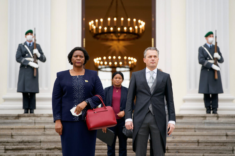 Die Botschafterin der Republik Simbabwe, Alice Mashingaize bei der Verabschiedung nach den Akkreditierungen von Botschafterinnen und Botschaftern in Schloss Bellevue.