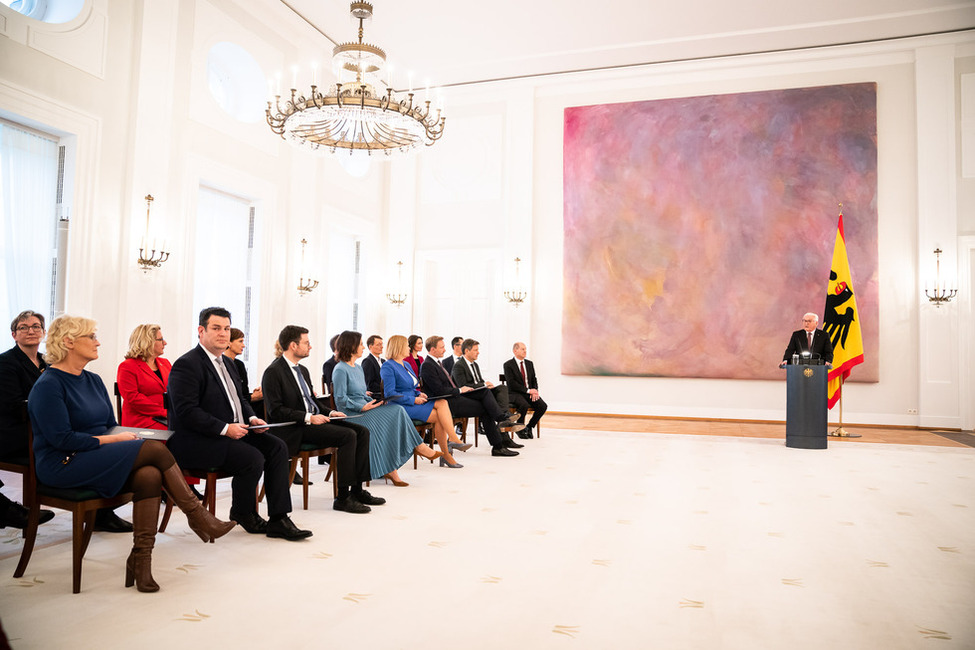 Bundespräsident Frank-Walter Steinmeier hält eine Ansprache bei der Übergabe der Ernennungsurkunden an das neue Bundeskabinett in Schloss Bellevue