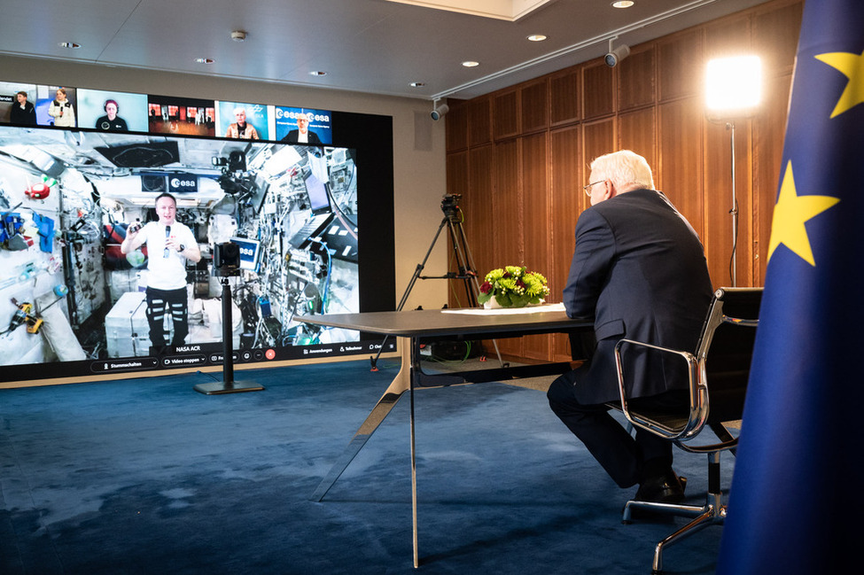 Bundespräsident Frank-Walter Steinmeier im Videogespräch mit dem ESA-Astronauten Matthias Maurer