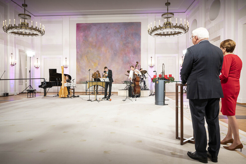 Bundespräsident Frank-Walter Steinmeier hält eine Ansprache zum Livestream "Adventskonzert beim Bundespräsidenten"