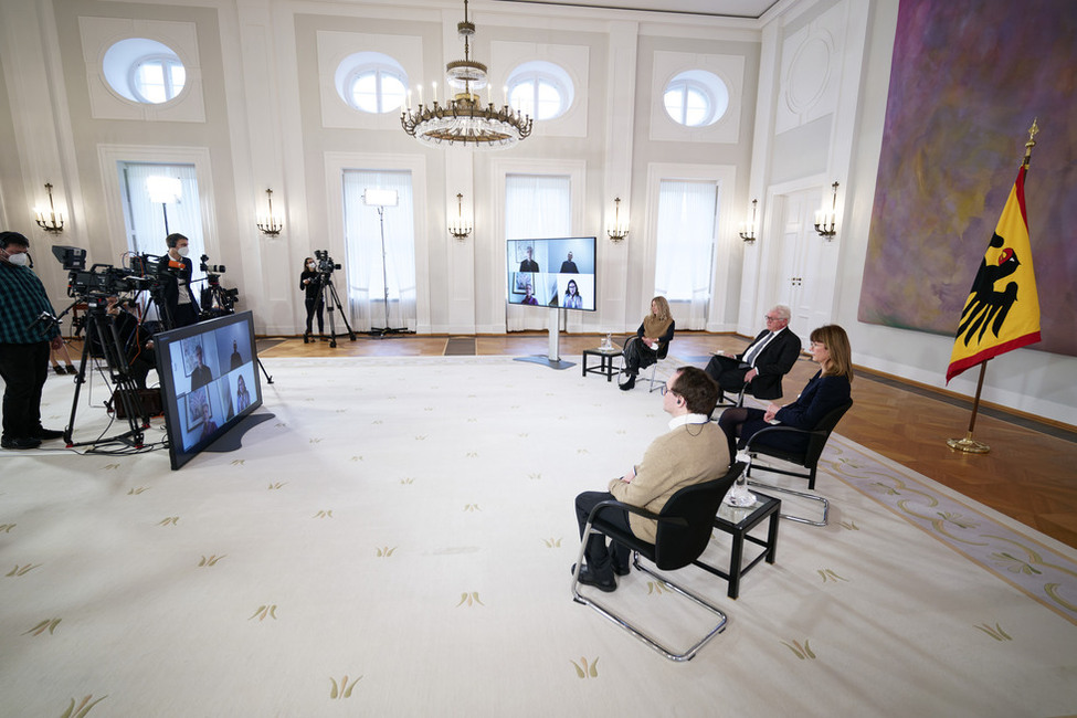 Bundespräsident Frank-Walter Steinmeier im Gespräch mit Bürgerinnen und Bürgern bei  einer Diskussionsrunde zu Pro und Contra einer Impfpflicht zur Überwindung der Covid-19-Pandemie im Großen Saal in Schloss Bellevue.