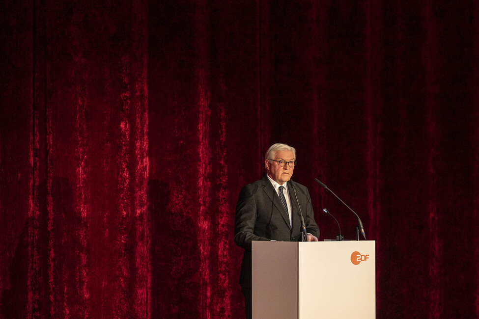 Bundespräsident Frank-Walter Steinmeier hält eine Ansprache bei der Premiere des Films "Die Wannseekonferenz" im Kino Zoo-Palast in Berlin