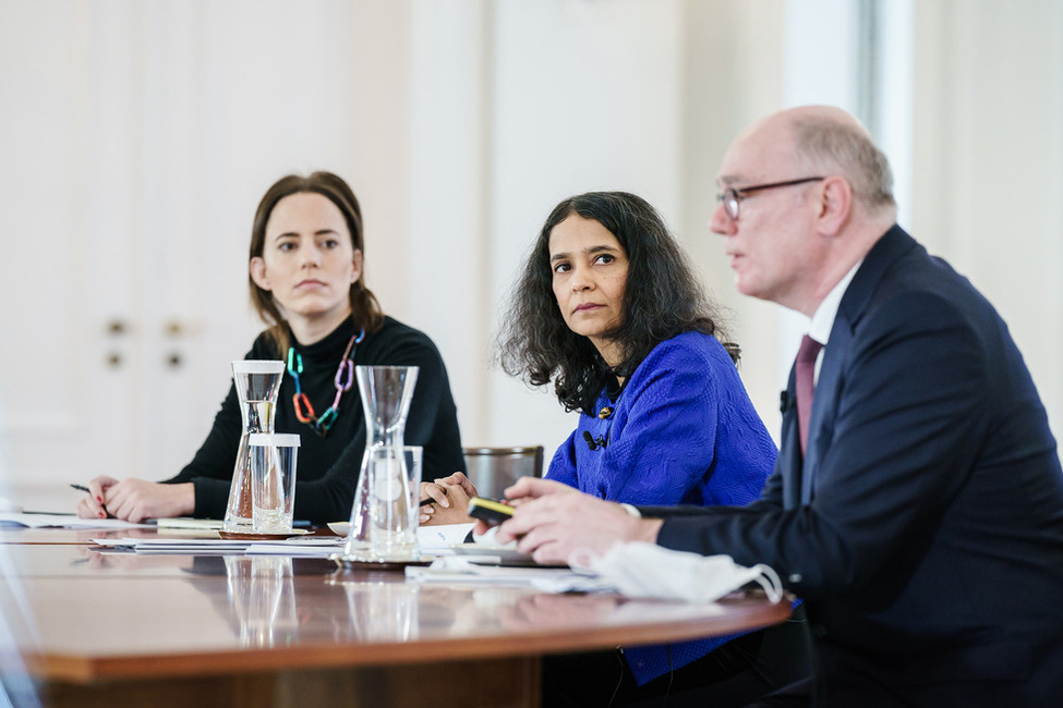 Bundespräsident Frank-Walter Steinmeier bei der Diskussion der Ergebnisse des Forschungsprojekts mit Wolfgang Schulz, HIIG-Forschungsdirektor, Sandra Cortesi, Berkman Klein Center, Malavika Jayaram, Digital Asia Hub, und Carla Hustedt, Stiftung Mercator