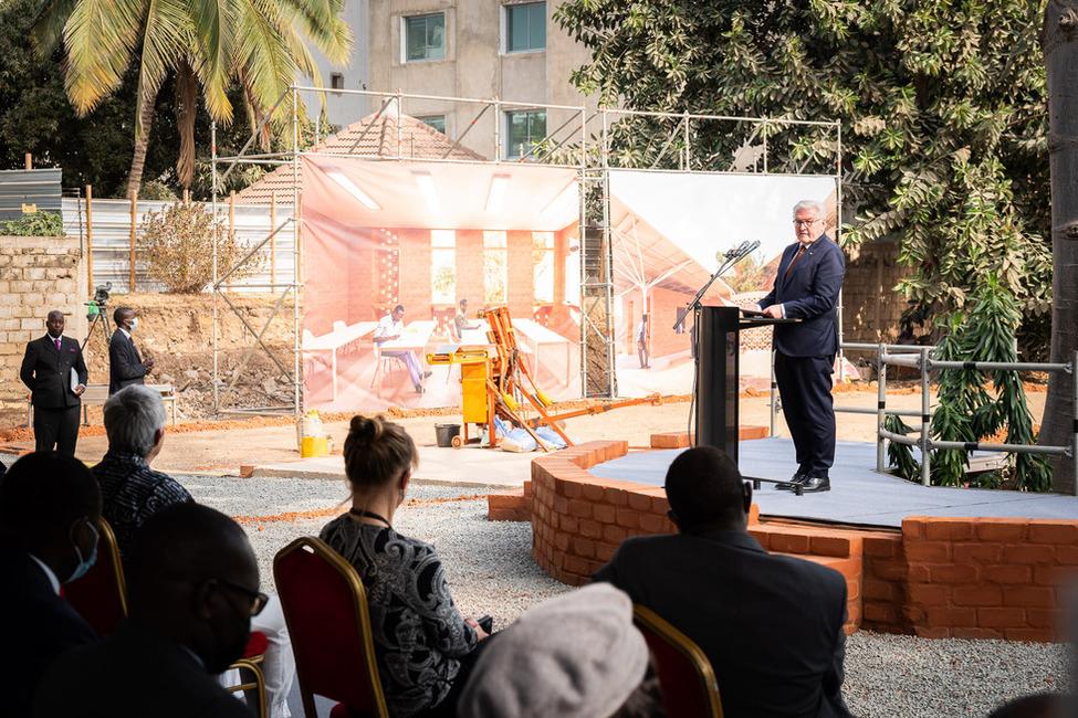 Bundespräsident Frank-Walter Steinmeier hält eine Rede bei der Grundsteinlegung für den Neubau des Goethe-Instituts in Dakar