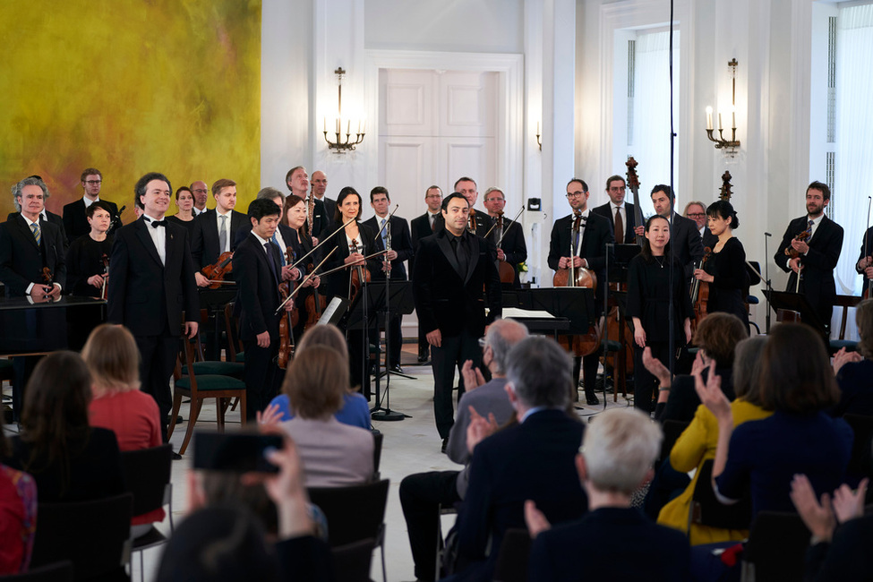 Applaus für die Berliner Philharmoniker unter der Leitung von Nodoka Okisawa, den Pianisten Evgeny Kissin und den Bariton Rodion Pogossov beim Konzert 'Für Freiheit und Frieden. Ein Konzert der Berliner Philharmoniker in Schloss Bellevue'