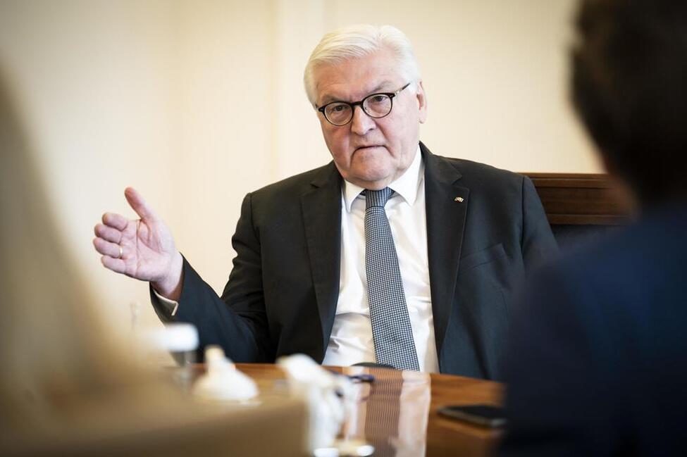 Bundespräsident Frank-Walter Steinmeier bei einem Interview mit Melanie Amann und Veit Medick von dem Nachrichtenmagazin Der Spiegel im Amtszimmer