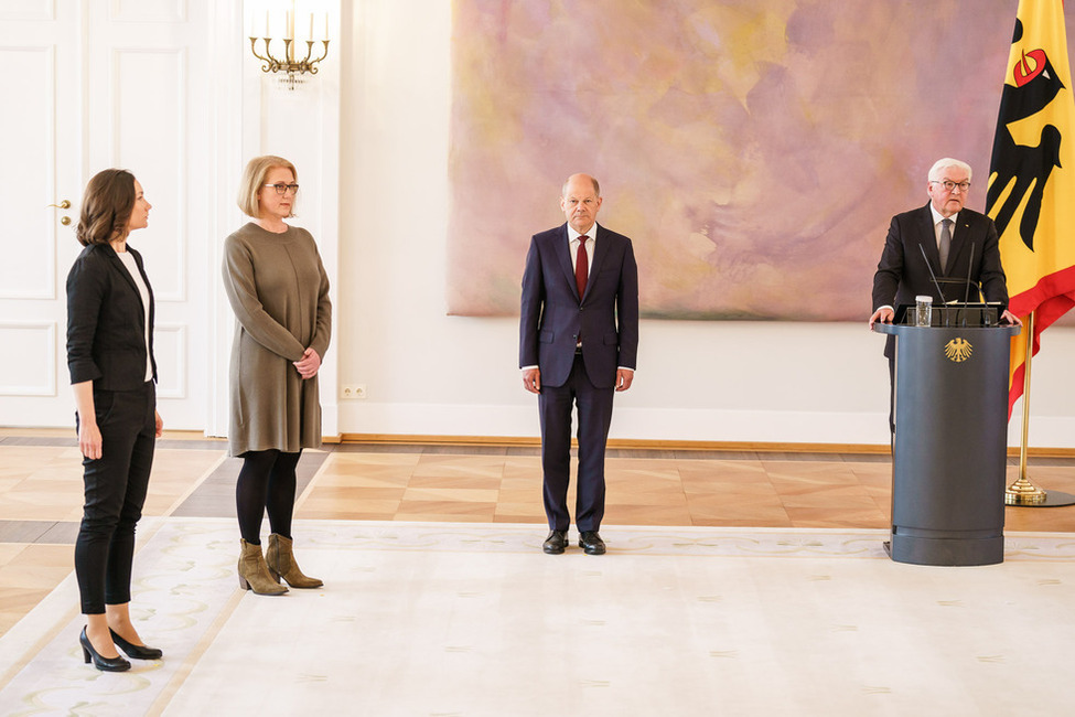 Bundespräsident Frank-Walter Steinmeier hält eine Rede bei der Aushändigung der Entlassungsurkunde an Bundesministerin Anne Spiegel und Überreichung der Ernennungsurkunde an Elisabeth Paus im Großen Saal in Schloss Bellevue