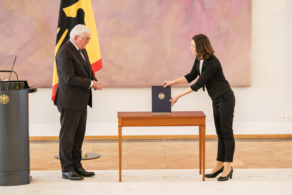 Bundespräsident Frank-Walter Steinmeier entlässt Anne Spiegel als Bundesministerin für Familie, Senioren, Frauen und Jugend gemäß Artikel 64 Abs. 1 des Grundgesetzes auf Vorschlag des Bundeskanzlers im Großen Saal in Schloss Bellevue