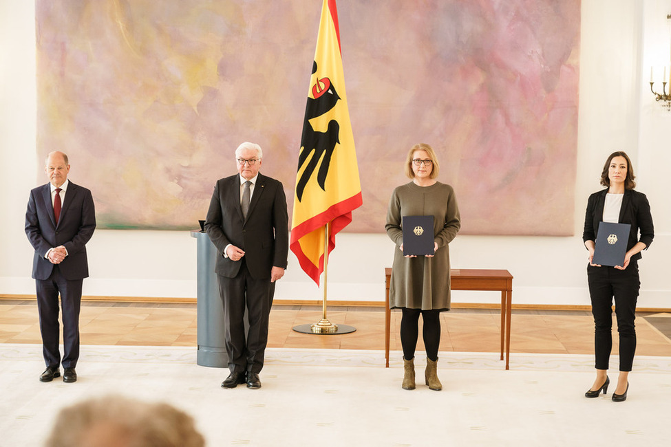 Bundespräsident Frank-Walter Steinmeier gemeinsam mit Bundeskanzler Olaf Scholz (l.) nach der Urkundenübergabe Bundesministerin Anne Spiegel und Elisabeth Paus 