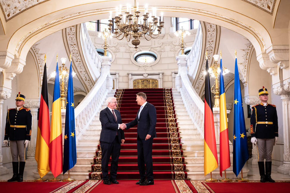 Bundespräsident Frank-Walter Steinmeier wird vom Präsidenten von Rumänien, Klaus Johannis in Bukarest begrüßt.