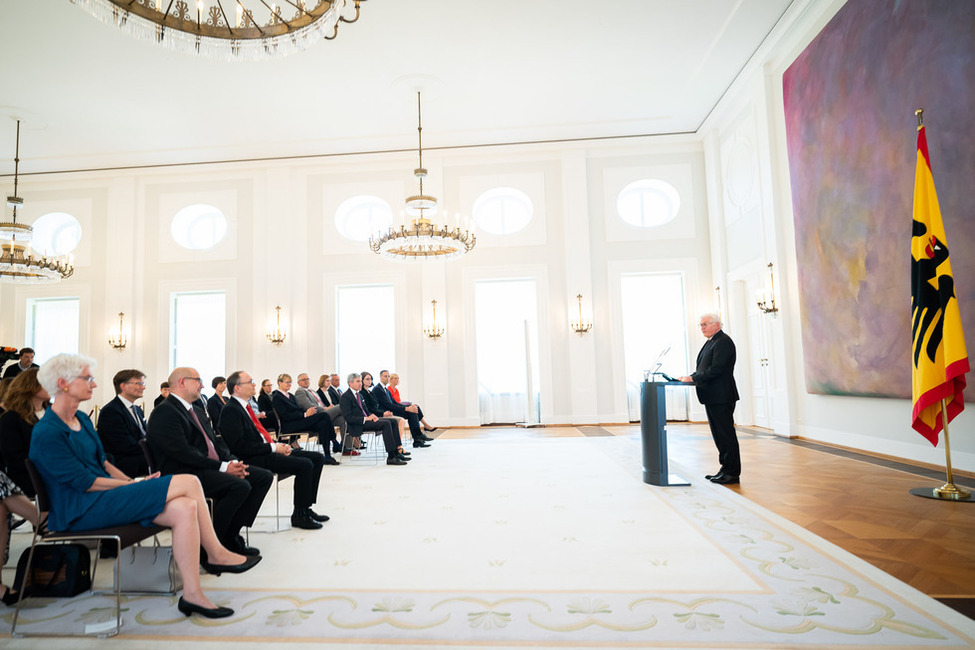 Bundespräsident Frank-Walter Steinmeier hält eine Ansprache bei einem Richterwechsel am Bundesverfassungsgericht und der Verleihung des Großen Verdienstkreuzes mit Stern und Schulterband im Großen Saal in Schloss Bellevue