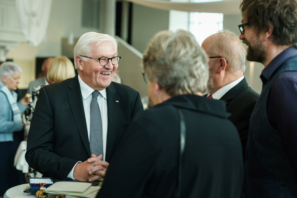 Bundespräsident Frank-Walter Steinmeier beim Empfang nach der Verleihung des Verdienstordens der Bundesrepublik Deutschland im Mehrgenerationenhaus Kapuziner Rottweil