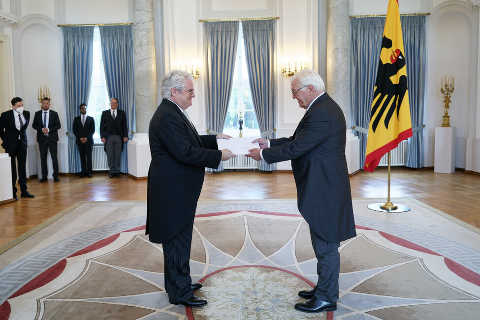 Der Botschafter des Fürstentums Monaco, Lorenzo Livio Maria Ravano, übergibt das Beglaubigungsschreiben an Bundespräsident Frank-Walter Steinmeier im Langhanssaal in Schloss Bellevue