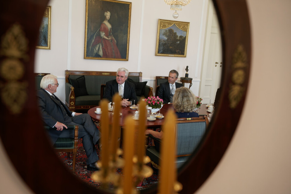 Bundespräsident Frank-Walter Steinmeier im Gespräch mit dem Botschafter des Fürstentums Monaco, Lorenzo Livio Maria Ravano im Amtszimmer in Schloss Bellevue