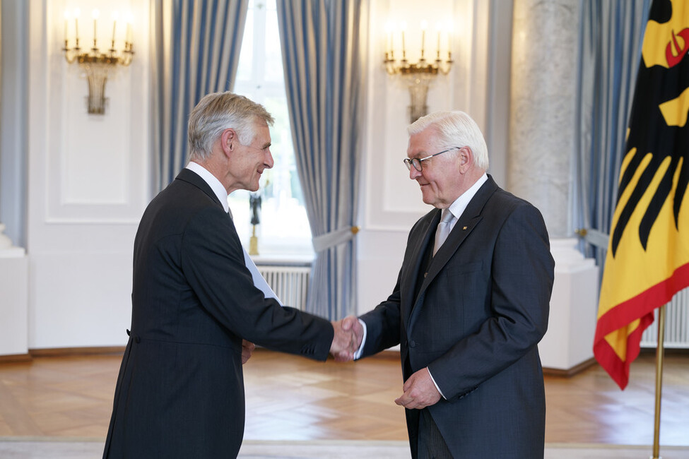 Der Botschafter der Republik Österreich, Michael Linhart, übergibt das Beglaubigungsschreiben an Bundespräsident Frank-Walter Steinmeier im Langhanssaal in Schloss Bellevue