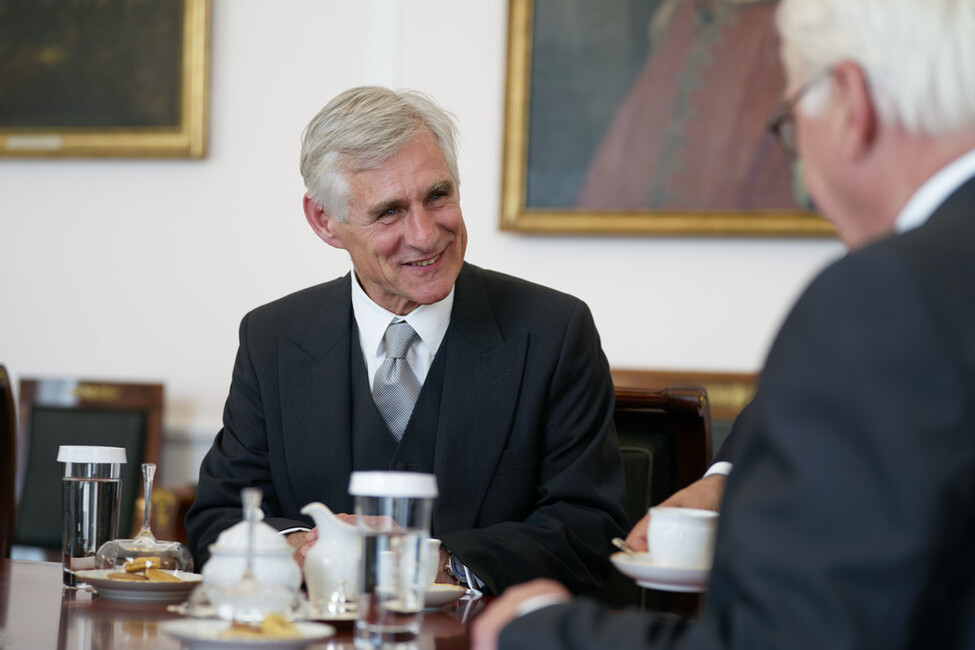 Bundespräsident Frank-Walter Steinmeier im Gespräch mit dem Botschafter der Republik Österreich, Michael Linhart, im Amtszimmer in Schloss Bellevue