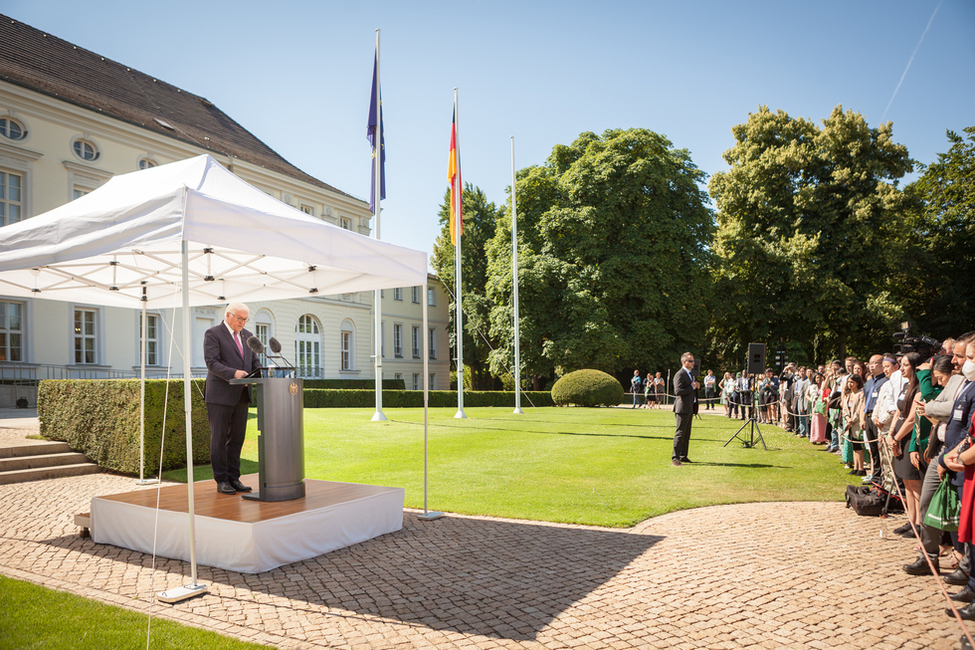 Bundespräsident Frank-Walter Steinmeier hält eine Ansprache beim Empfang für Gastwissenschaftler der Alexander von Humboldt-Stiftung im Schlosspark von Schloss Bellevue