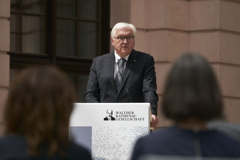 Bundespräsident Frank-Walter Steinmeier hält eine Ansprache bei der Gedenkveranstaltung zum 100. Jahrestag der Ermordung von Walther Rathenau im Innenhof des Deutschen Historischen Museum in Berlin