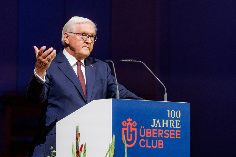 Bundespräsident Frank-Walter Steinmeier hält eine Ansprache beim Festakt zum 100-jährigen Jubiläum des Übersee-Clubs im Großen Saal in der Laeiszhalle in Hamburg