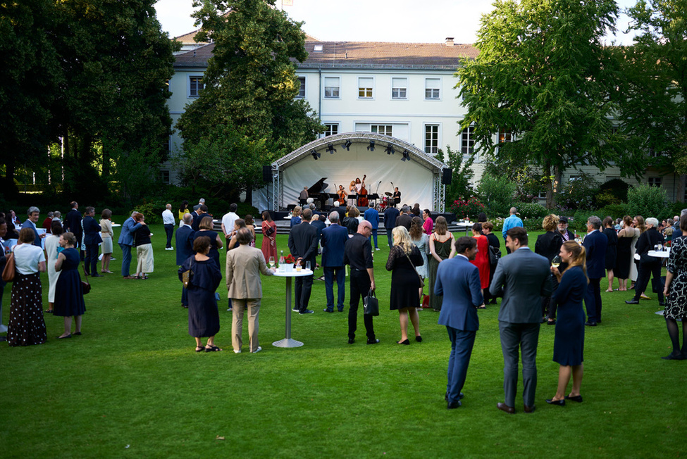 Bundespräsident Frank-Walter Steinmeier beim Jazzkonzert mit Julia Hülsmann and Friends im Präsidentengarten von Schloss Bellevue