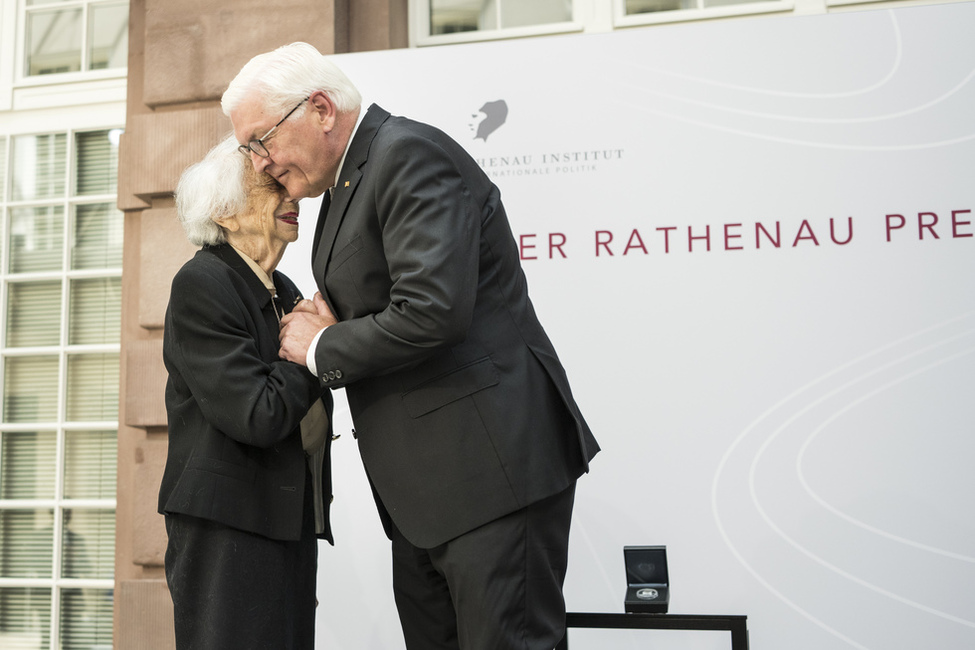 Bundespräsident Frank-Walter Steinmeier gratuliert Margot Friedländer zur Verleihung des Walther-Rathenau-Preises im Atrium der Repräsentanz der Deutschen Bank in Berlin