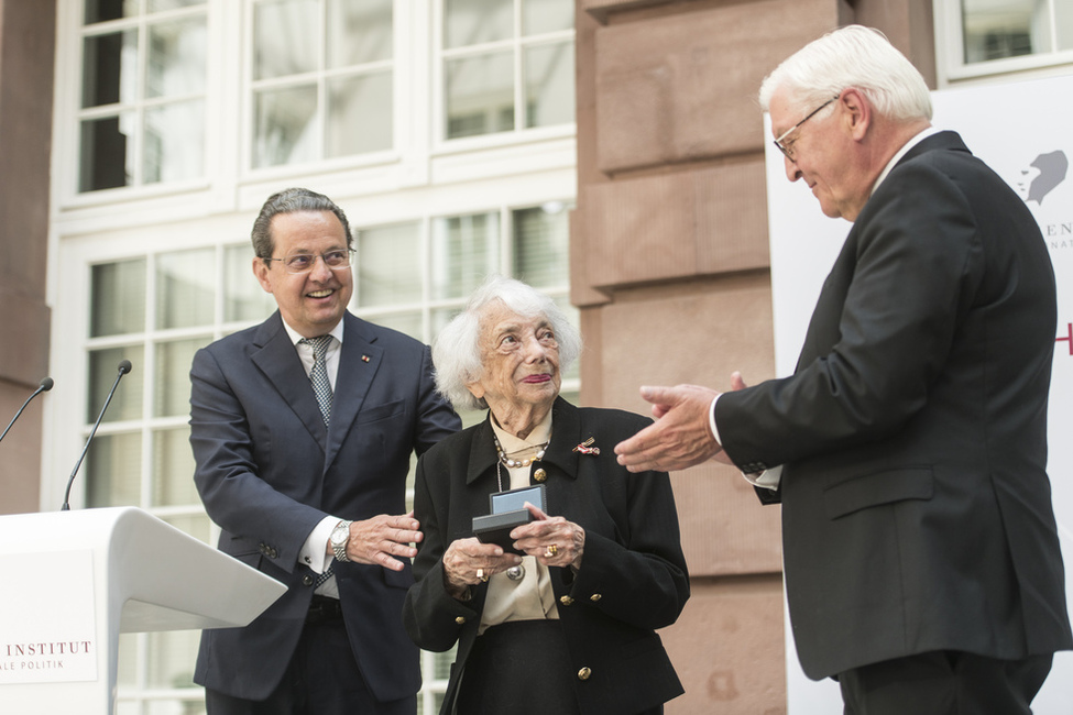 Bundespräsident Frank-Walter Steinmeier bei der Übergabe des Preises an Margot Friedländer durch den Vorstandsvorsitzenden des Walther Rathenau Instituts, Hartmuth Jung, im Atrium der Repräsentanz der Deutschen Bank in Berlin