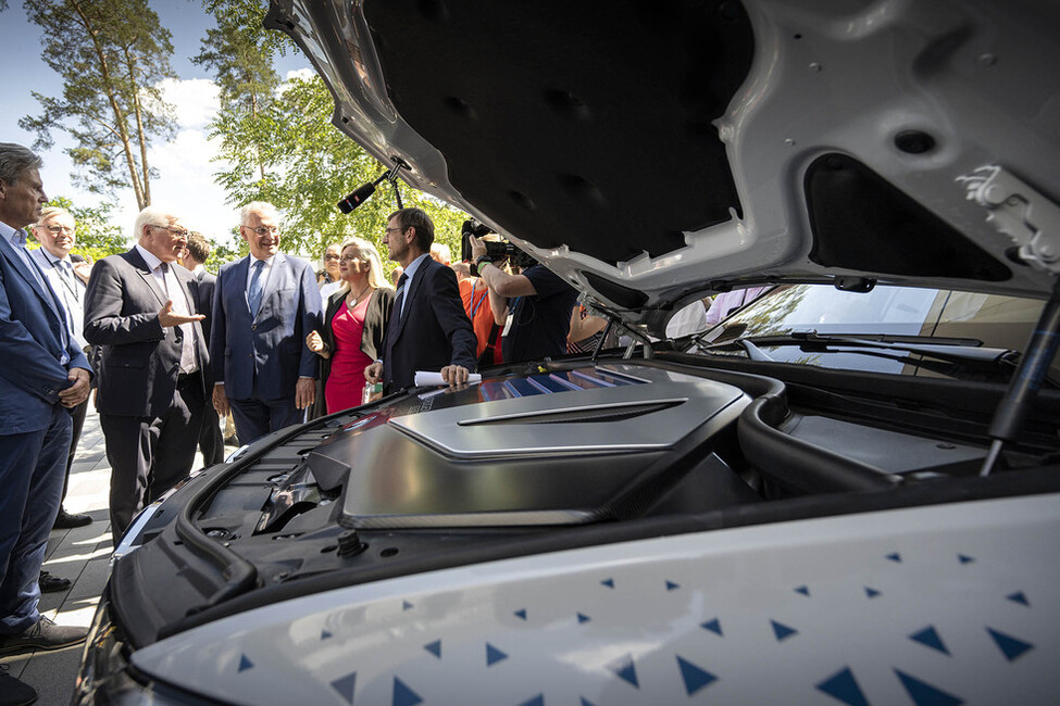 Bundespräsident Frank-Walter Steinmeier bei einem Rundgang durch das Helmholtz-Institut für Erneuerbare Energien (HI ERN) in Erlangen