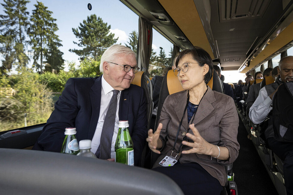 Bundespräsident Frank-Walter Steinmeier im Austausch mit der Botschafterin der Republik Korea, Hyun Ock Cho, während der Busfahrt von Erlangen nach Bamberg