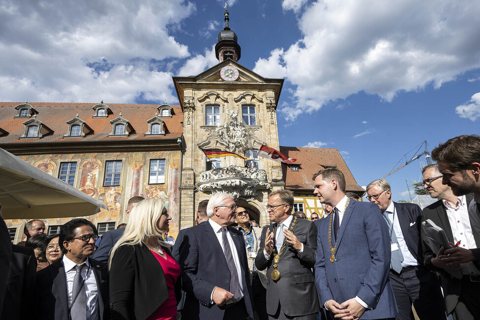 Bundespräsident Frank-Walter Steinmeier bei der Begrüßung durch den Oberbürgermeister der Stadt Bamberg, Andreas Starke, vor dem Alten Rathaus in Bamberg
