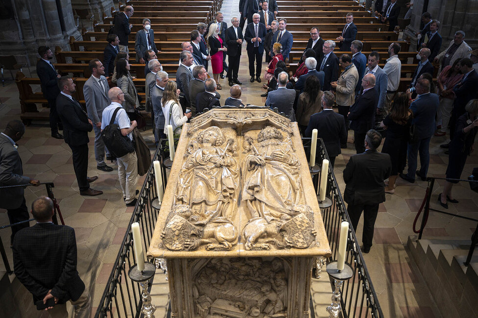 Bundespräsident Frank-Walter Steinmeier im Gespräch mit dem Erzbischof von Bamberg, Ludwig Schick, beim Hochgrab des heiligen Kaiserpaares Kunigunde und Heinrich II während der Besichtigung des Bamberger Domes