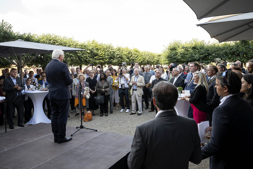 Bundespräsident Frank-Walter Steinmeier bei Begrüßungsworten beim Empfang, gegeben vom Bundespräsidenten, im Rosengarten der Neuen Residenz in Bamberg