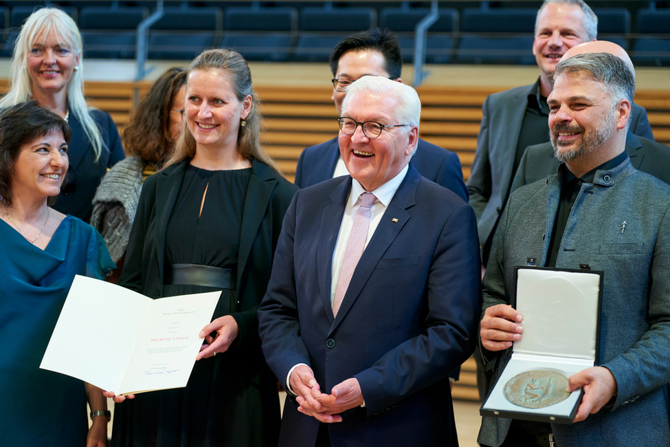 Bundespräsident Frank-Walter Steinmeier bei der Verleihung der Pro Musica-Plakette an das 'Berliner Ärzte-Orchester', vertreten durch Mitglieder des Vereinsvorstandes Sophia Winkelmann und Martin Riedl, in der Konzertkirche Neubrandenburg